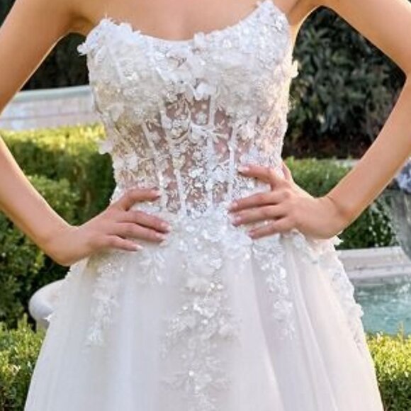 Off white wedding dress, bridal gown. Church outdoor destination - Picture 2 of 6